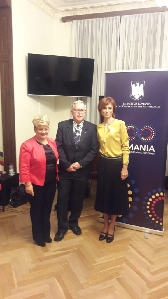Proaspăt Mare Ofiter cu Brandusa Predescu (ambasador) si Carmen Ducaeru (ICR Bruxelles)